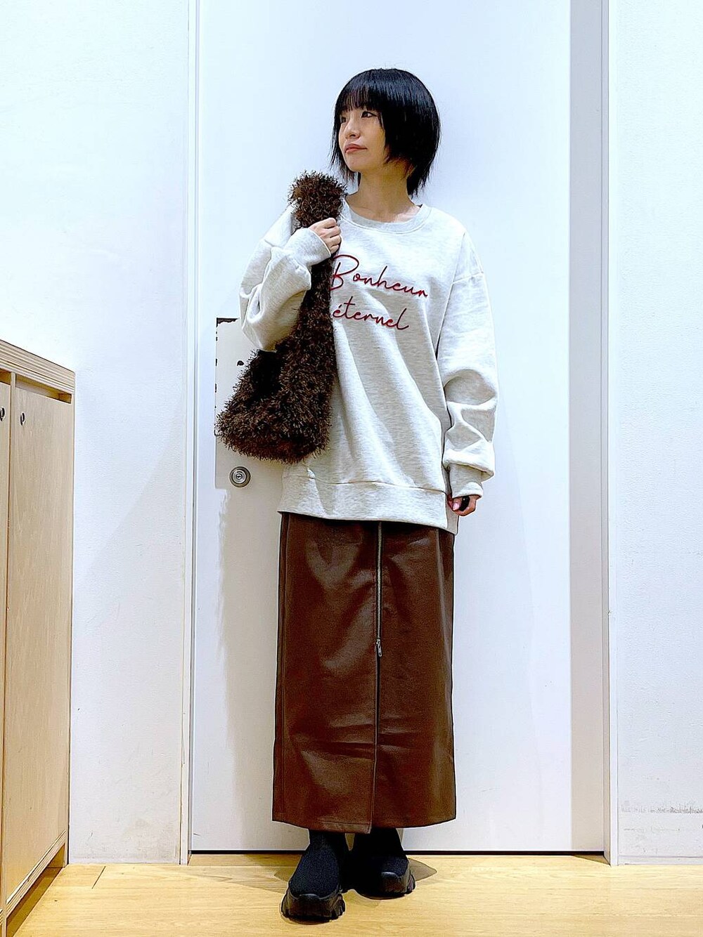 「リラックス、若見え、ゆったり、休日コーデ、骨格ウェーブ、LAKOLE、スウェット、カジュアル、冬コーデ、スカート、楽ちんコーデ、シンプルコーデ、ワンマイル、ショルダーバッグ、ブーツ」｜「LAKOLEのFLフロントジップナロースカート / 128642（スカート、ブラウン系）」を使った、あおき@LAKOLE海老名さん（レディース・156cm）の冬コーディネートの1枚目の写真