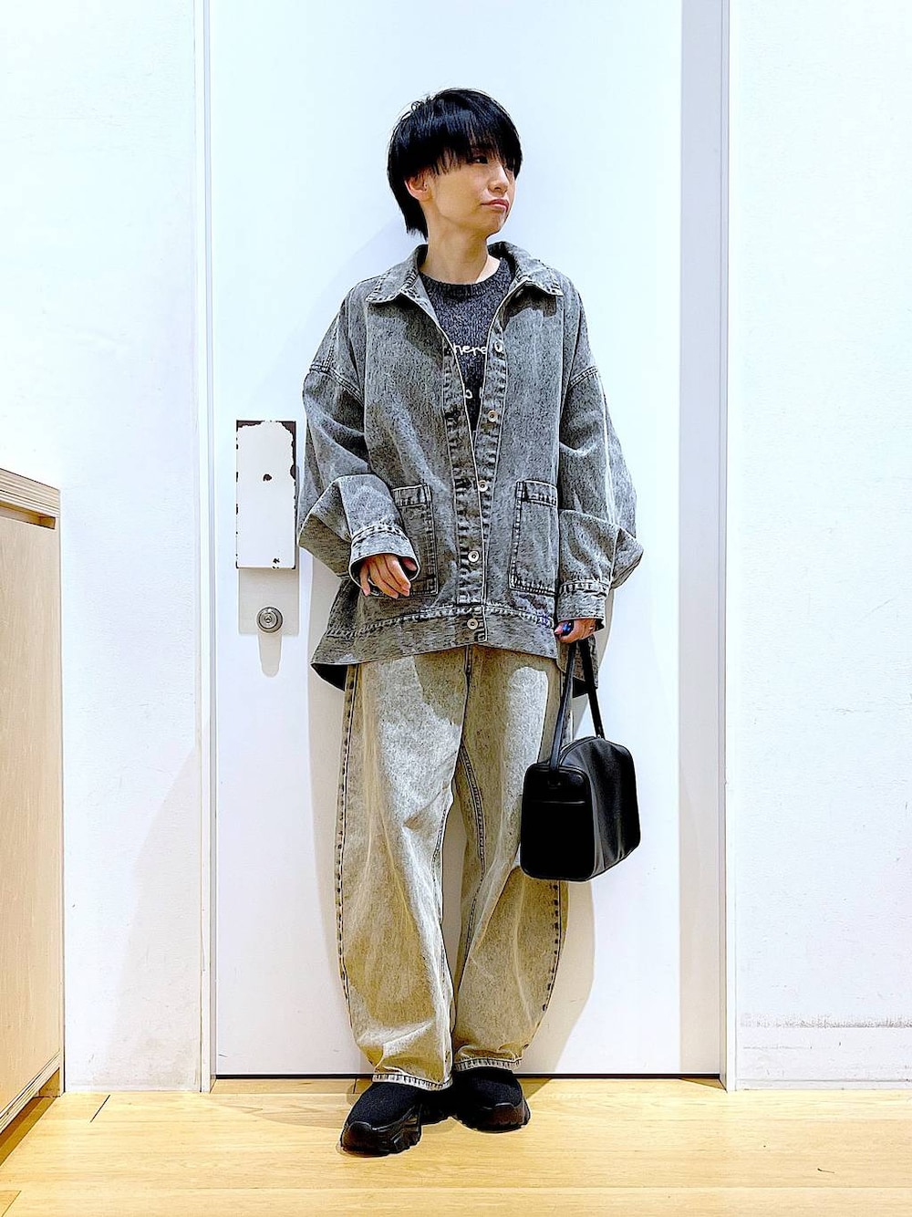 「リラックス、若見え、ゆったり、休日コーデ、骨格ウェーブ、LAKOLE、デニムパンツ、ワイドパンツ、デニムジャケット、ブーツ、ショルダーバッグ、春コーデ、春アウター、シンプルコーデ、カジュアルコーデ」｜「LAKOLEのレンタングルショルダーバッグ / 132251（ショルダーバッグ、ブラック系）」を使った、あおき@LAKOLE海老名さん（レディース・156cm）の冬コーディネートの1枚目の写真