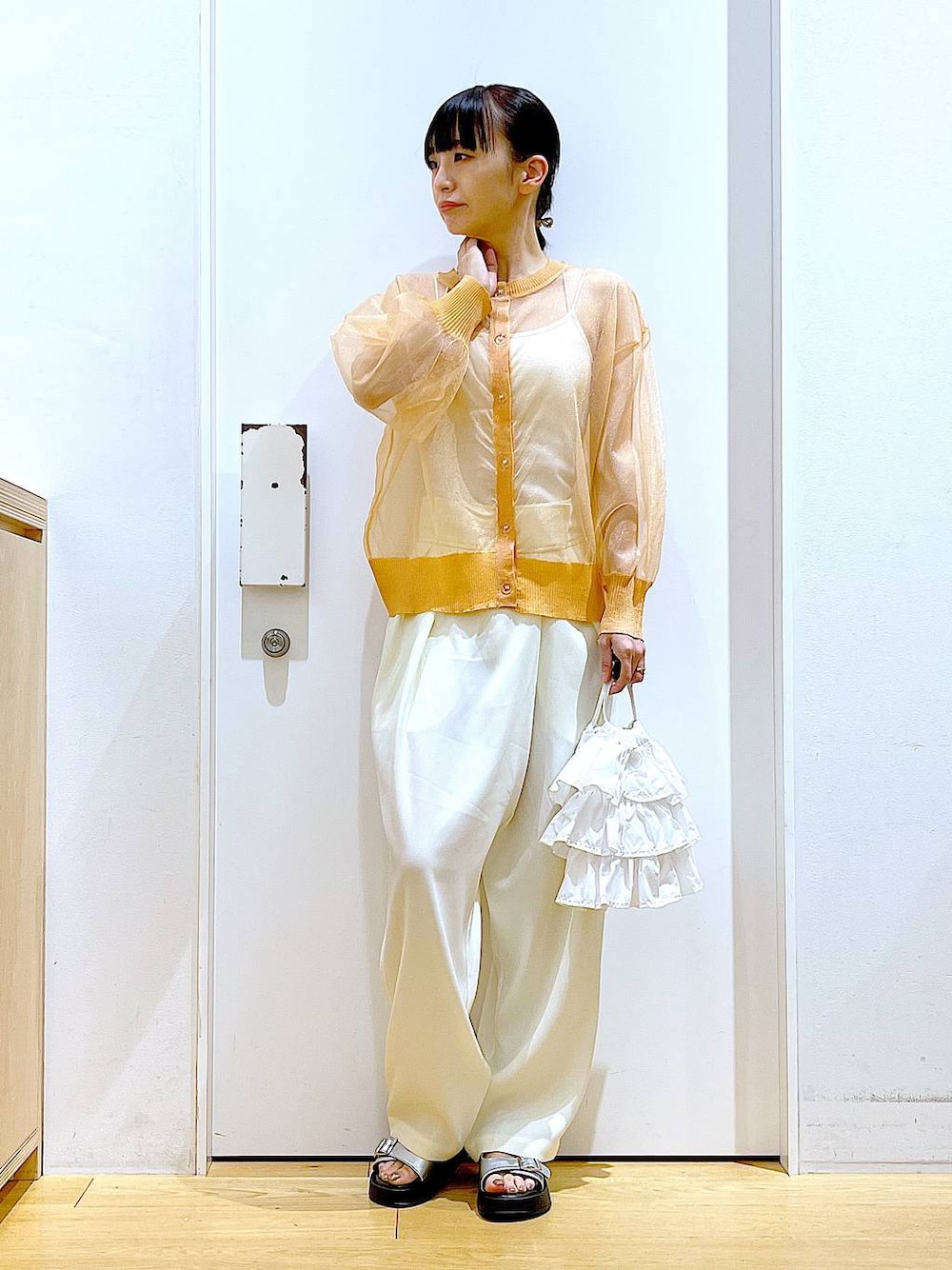 ホワイト系のショルダーバッグ、ホワイト系のその他パンツ、シルバー系のサンダルを着用したレディースの夏コーディネートの1枚目の写真