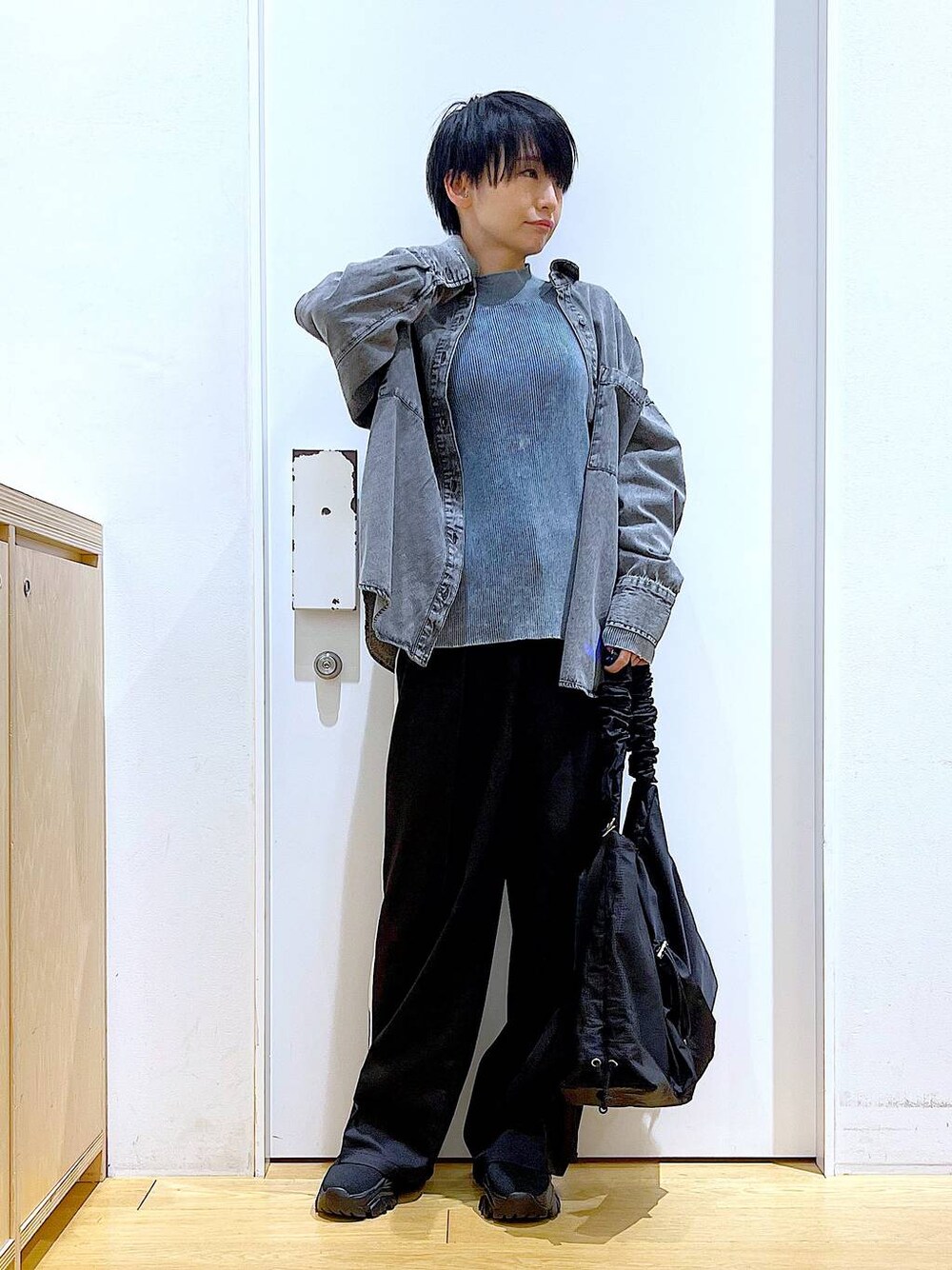 「若見え、リラックス、ゆったり、休日コーデ、骨格ウェーブ、LAKOLE、スラックス、ニット、シャツ、カジュアルコーデ、シンプルコーデ、春コーデ、ショルダーバッグ、ブーツ」｜「LAKOLEのサイドラインスラックスパンツ / 131983（スラックス、ブラック系）」を使った、あおき@LAKOLE海老名さん（レディース・156cm）の冬コーディネートの1枚目の写真