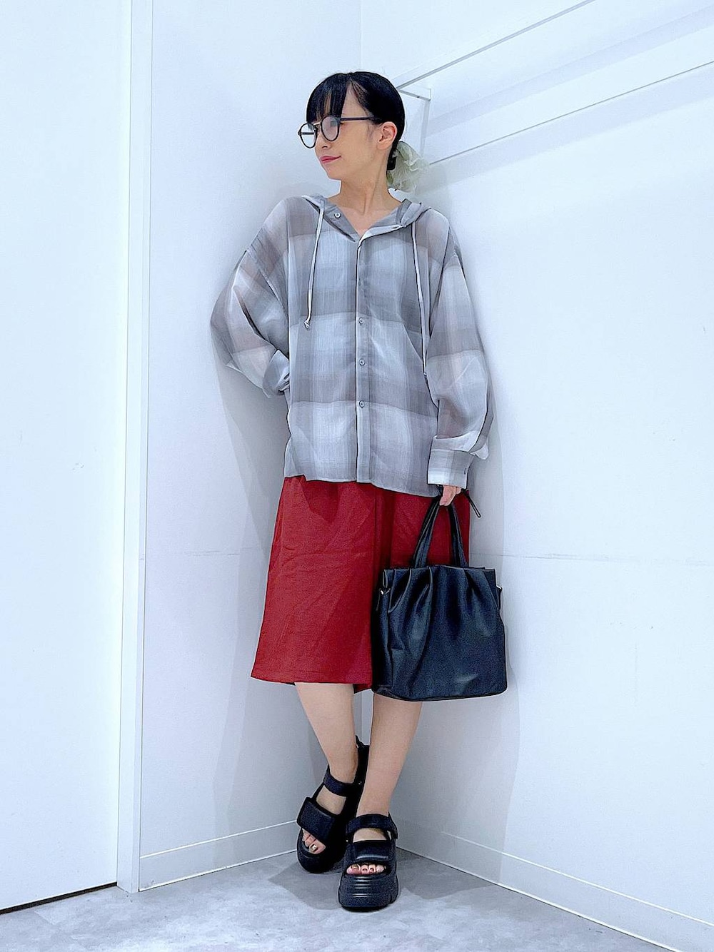 ブラック系のサンダル、ブラウン系のその他パンツ、ブラック系のハンドバッグを着用したレディースの夏コーディネートの1枚目の写真