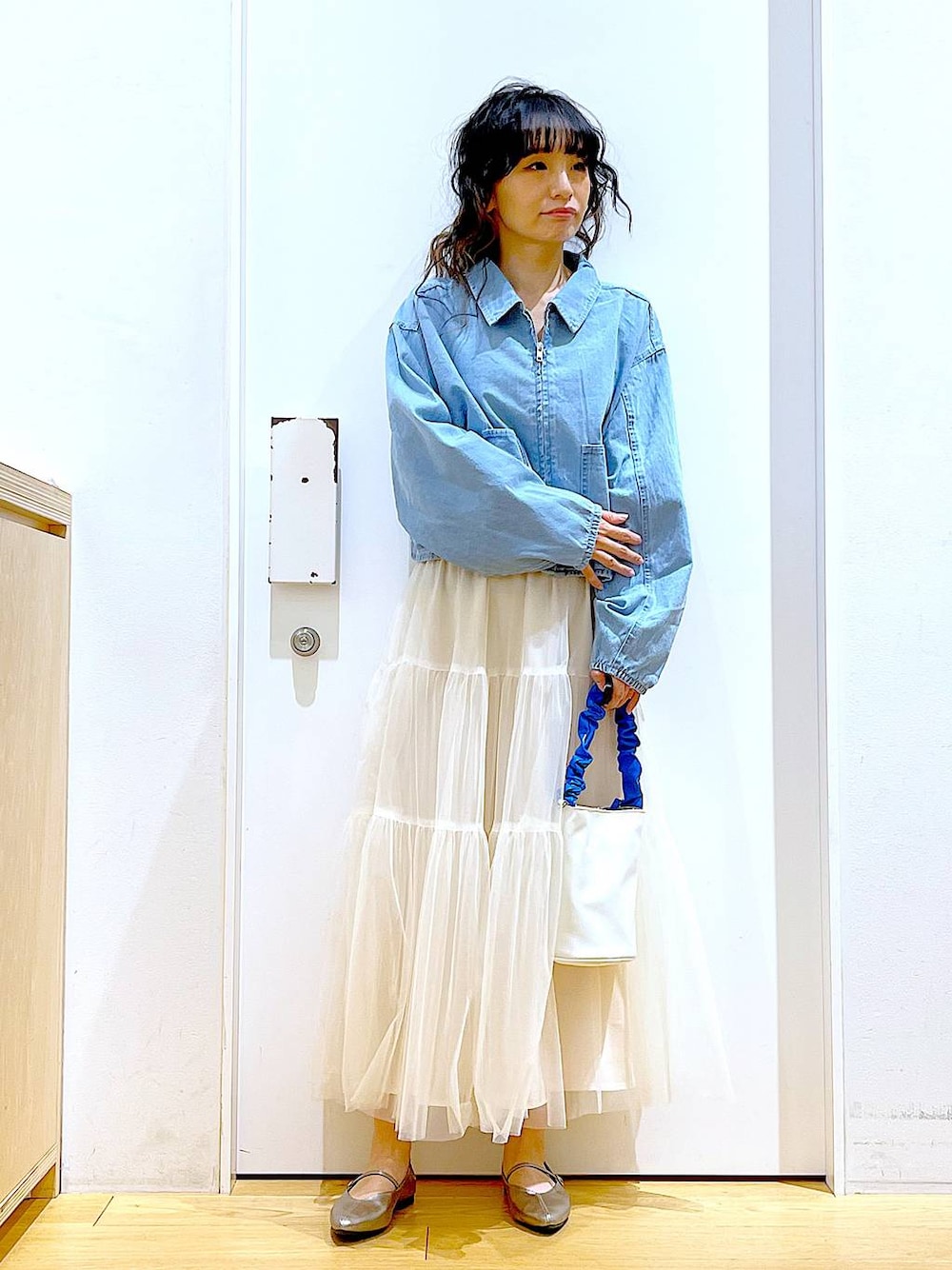 ブルー系のショルダーバッグ、ブルー系のデニムジャケット、その他のパンプスを着用したレディースの春コーディネートの1枚目の写真