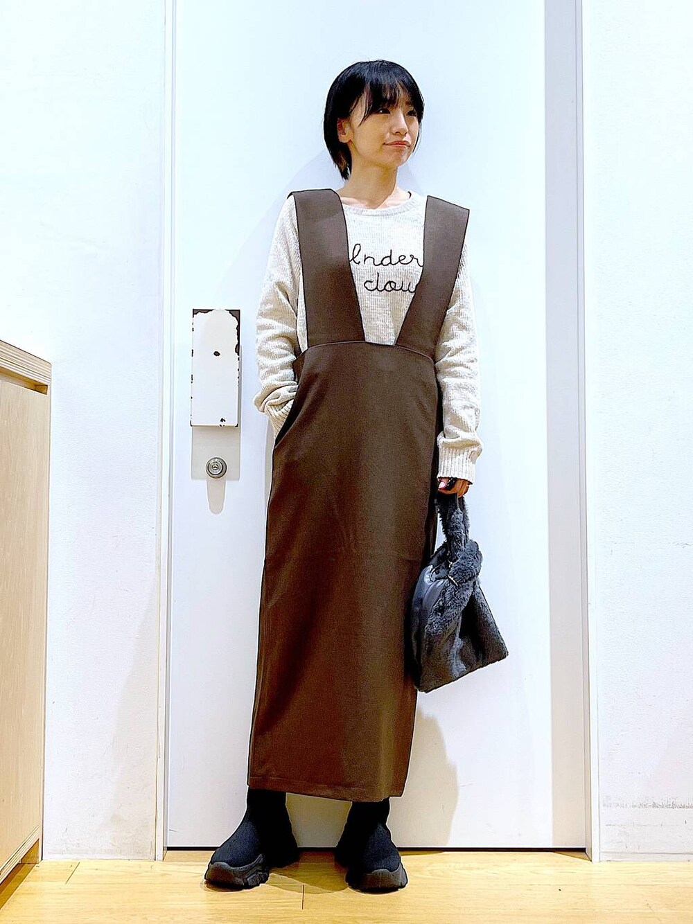 「リラックス、若見え、ゆったり、休日コーデ、骨格ウェーブ、LAKOLE、ニット、サロペット、スカート、シンプルコーデ、シンプル、きれいめカジュアル、おでかけ、体型カバー、ブーツ」｜「LAKOLEのファーチェーンショルダーバッグ / 132243（ショルダーバッグ、グレー系）」を使った、あおき@LAKOLE海老名さん（レディース・156cm）の冬コーディネートの1枚目の写真