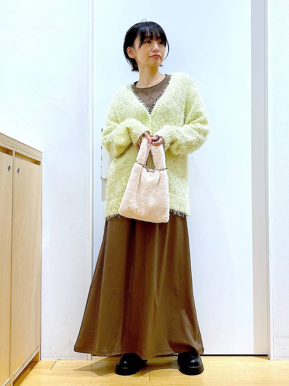 「休日コーデ、骨格ウェーブ、LAKOLE、カーディガン、スカート、ニット、カジュアル、楽ちんコーデ、ブーツ、ショルダーバッグ、秋コーデ、冬コーデ、おでかけ、リラックス、若見え」｜「LAKOLEのファーチェーンショルダーバッグ / 132243（ショルダーバッグ、ホワイト系）」を使った、あおき@LAKOLE海老名さん（レディース・156cm）の秋コーディネートの1枚目の写真