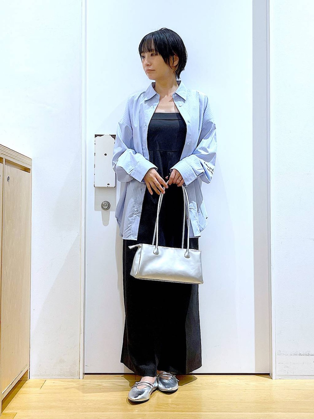 「リラックス、若見え、ゆったり、休日コーデ、骨格ウェーブ、LAKOLE、シャツ、サロペット、カジュアル、シンプルコーデ、着痩せ・細見え、オーバーサイズ、柄シャツ、トートバッグ、パンプス」｜「LAKOLEのギャザーダブルストラップパンプス / 135005（パンプス、シルバー系）」を使った、あおき@LAKOLE海老名さん（レディース・156cm）の秋コーディネートの1枚目の写真