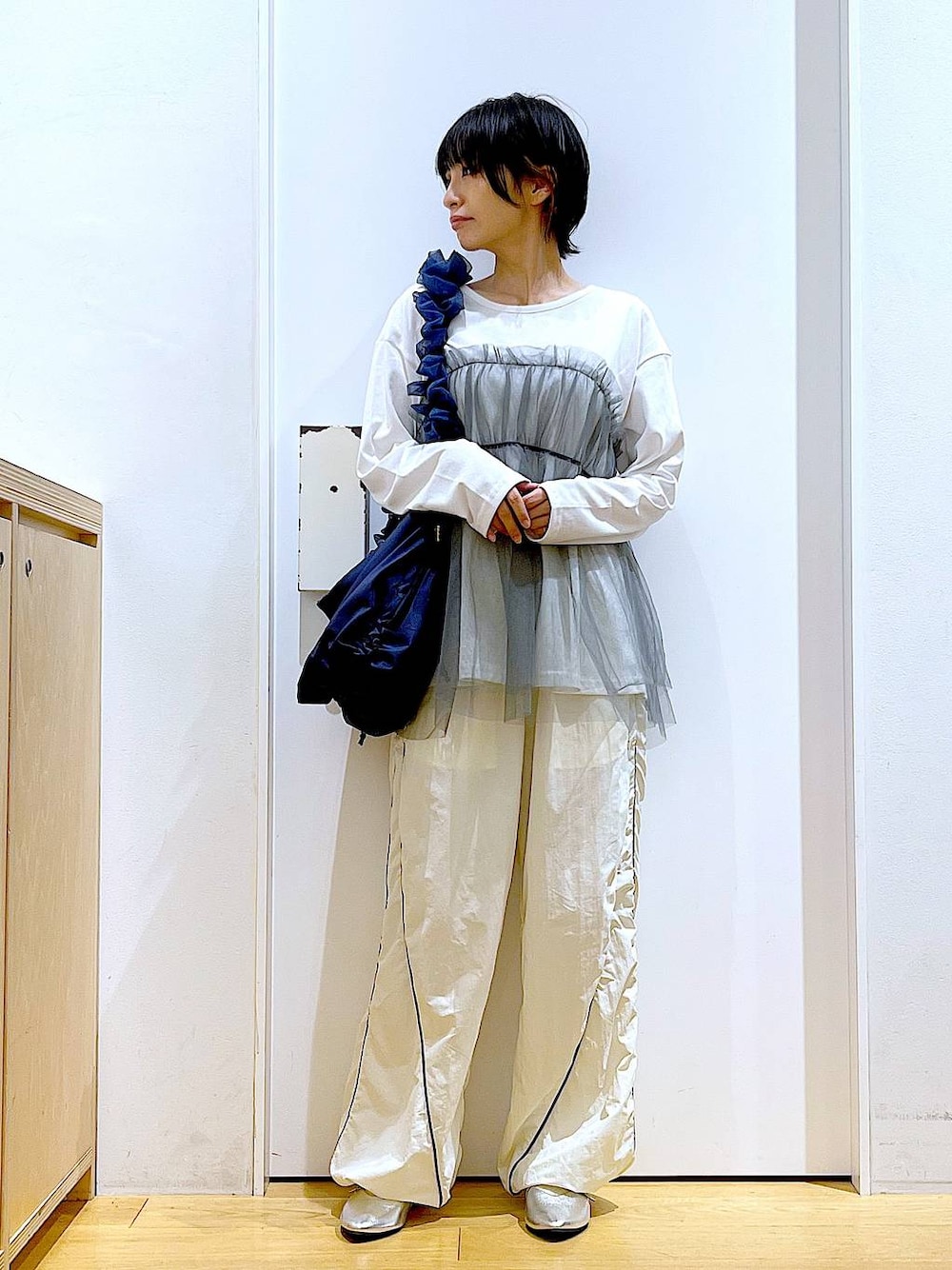 シルバー系のパンプス、ブルー系のショルダーバッグ、グレー系のTシャツ/カットソーを着用したレディースの秋コーディネートの1枚目の写真