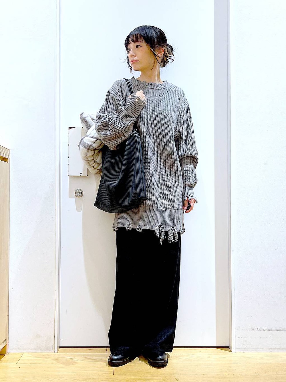 ブラック系のブーツ、ブラック系のトートバッグ、ブラック系のその他パンツを着用したレディースの冬コーディネートの1枚目の写真