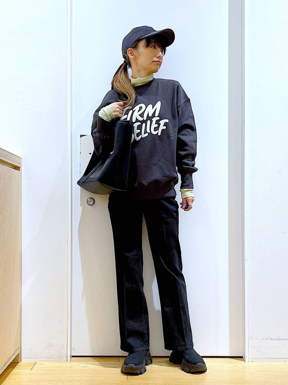 グレー系のデニムパンツ、グレー系のスウェット、グリーン系のその他トップスを着用したレディースの冬コーディネートの1枚目の写真