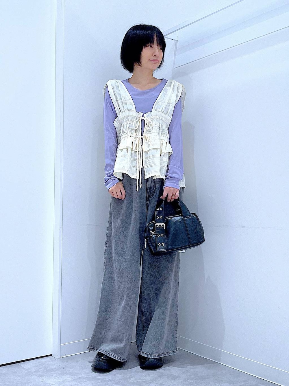 パープル系のTシャツ/カットソー、ブラック系のローファー、ブラック系のショルダーバッグを着用したレディースの秋コーディネートの1枚目の写真