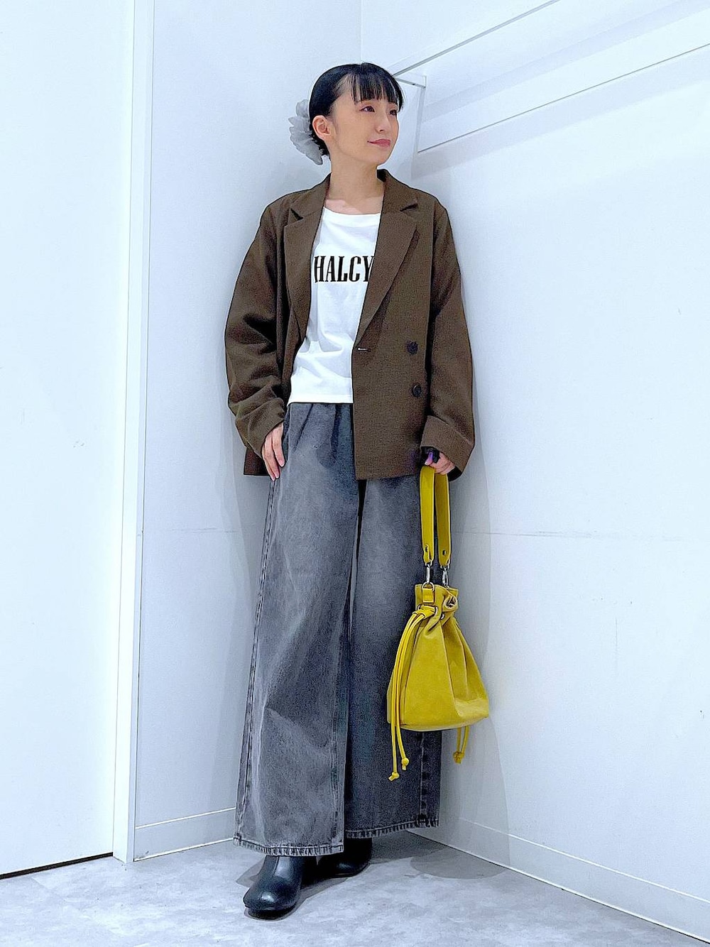 ブラウン系のテーラードジャケット、ブラック系のブーツ、ホワイト系のTシャツ/カットソーを着用したレディースの秋コーディネートの1枚目の写真