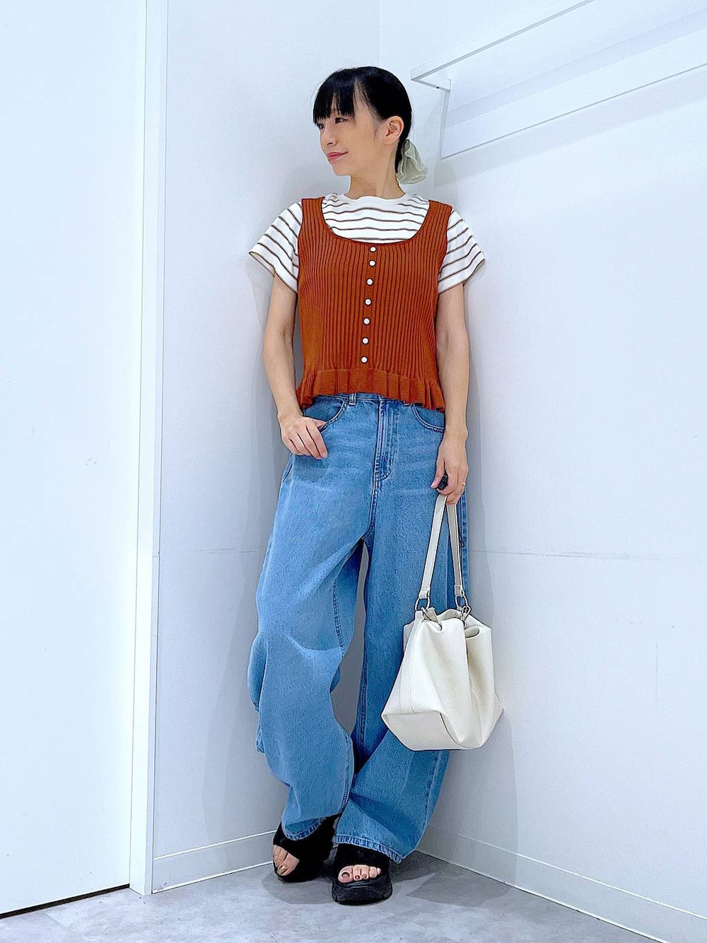 ブラウン系のその他トップス、ベージュ系のTシャツ/カットソー、ブルー系のデニムパンツを着用したレディースの夏コーディネートの1枚目の写真