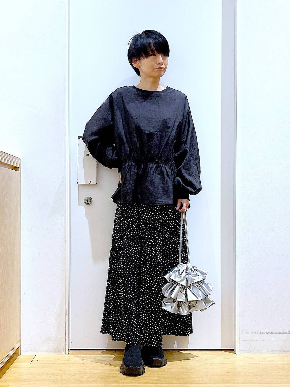 「リラックス、若見え、ゆったり、休日コーデ、骨格ウェーブ、LAKOLE、スカート、ショルダーバッグ、ブーツ、きれいめカジュアル、ワントーン、ブラックコーデ、春コーデ、楽ちんコーデ、体型カバー」｜「LAKOLEのニットスニーカーソールブーツ / 140064（ブーツ、ブラック系）」を使った、あおき@LAKOLE海老名さん（レディース・156cm）の春コーディネートの1枚目の写真