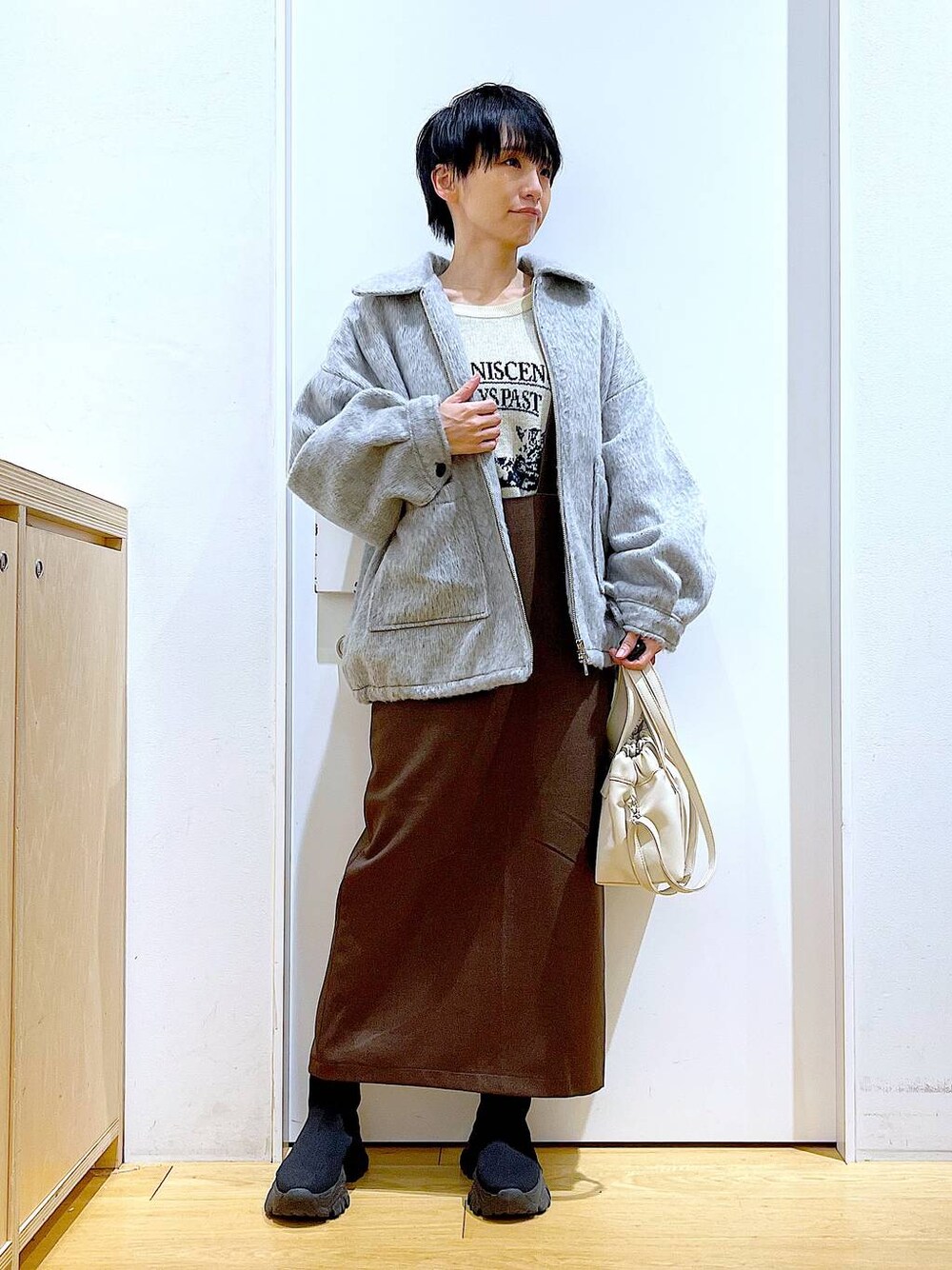 「リラックス、若見え、ゆったり、休日コーデ、骨格ウェーブ、LAKOLE、ブルゾン、カジュアルコーデ、冬コーデ、セールコーデ、冬アウター、ブーツ、ショルダーバッグ、楽ちんコーデ」｜「LAKOLEのシャギージップブルゾン / 128644（ブルゾン、グレー系）」を使った、あおき@LAKOLE海老名さん（レディース・156cm）の冬コーディネートの1枚目の写真