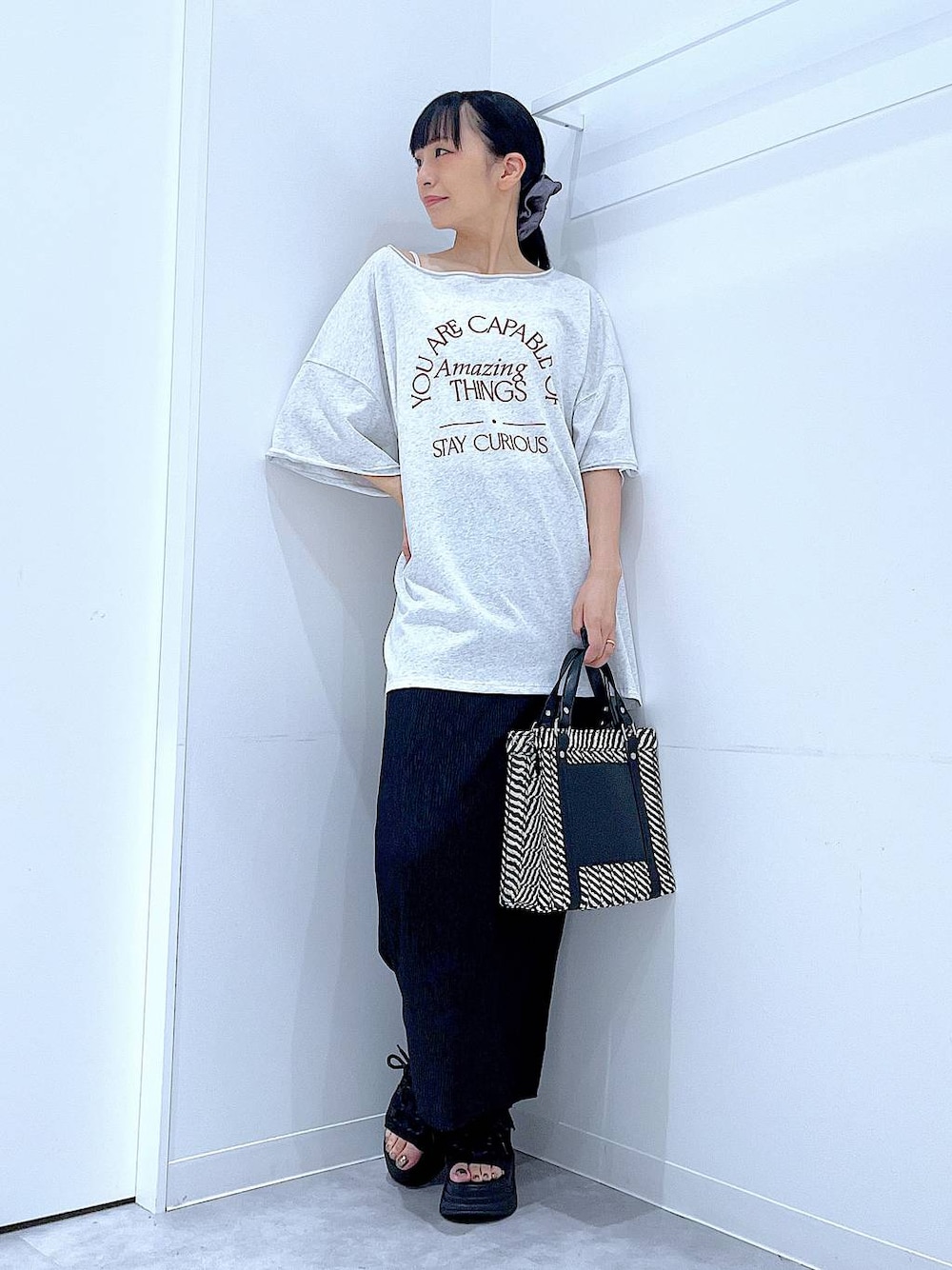その他のショルダーバッグ、ブラック系のサンダル、グレー系のTシャツ/カットソーを着用したレディースの夏コーディネートの1枚目の写真