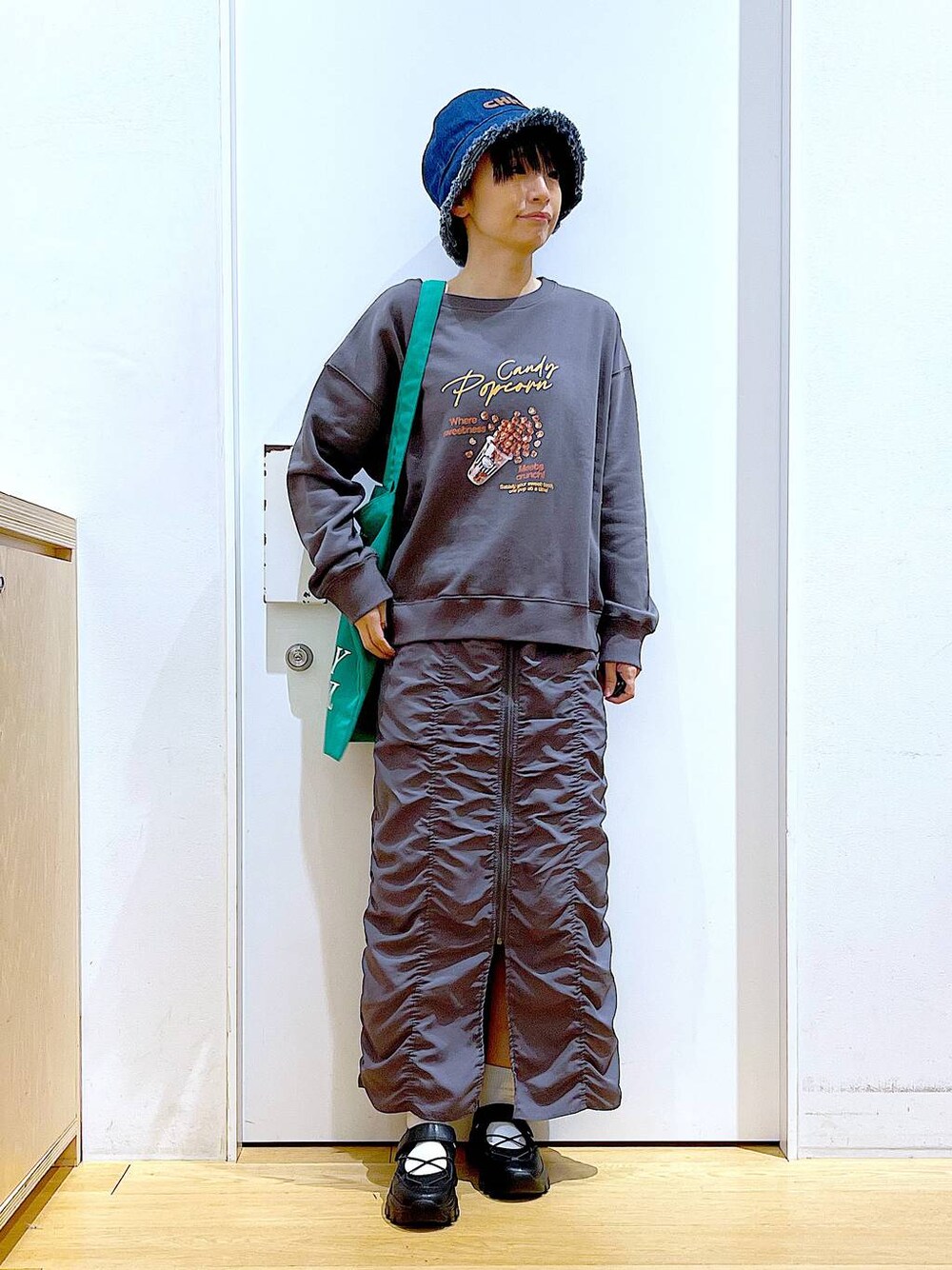 「リラックス、若見え、ゆったり、休日コーデ、骨格ウェーブ、LAKOLE、スウェット、バケットハット、スカート、トートバッグ、スニーカー、差し色コーデ、春コーデ、カジュアルコーデ、楽ちんコーデ」｜「LAKOLEのフロントZIPギャザースカート/147679（スカート、グレー系）」を使った、あおき@LAKOLE海老名さん（レディース・156cm）の冬コーディネートの1枚目の写真