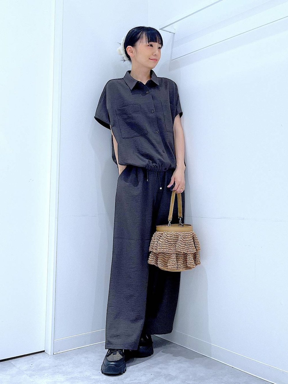 グレー系のその他パンツ、ブラック系のスニーカー、グレー系のシャツ/ブラウスを着用したレディースの夏コーディネートの1枚目の写真