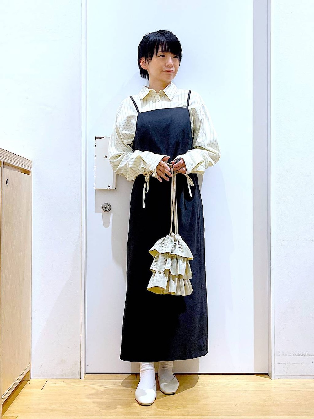 「リラックス、若見え、ゆったり、休日コーデ、骨格ウェーブ、LAKOLE、キャミワンピース、ワンピース、シャツ、シンプルコーデ、春コーデ、体型カバー、パンプス、フラットシューズ、ショルダーバッグ」｜「LAKOLEの【卒入式／オケージョンにも】スクエアギャザーフラットパンプス / 286480（パンプス、ホワイト系）」を使った、あおき@LAKOLE海老名さん（レディース・156cm）の春コーディネートの1枚目の写真