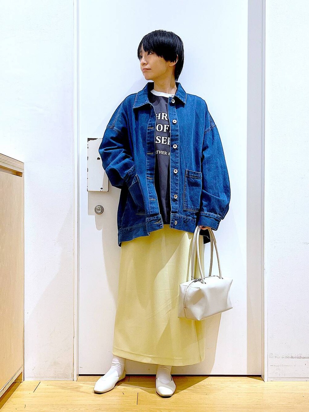 「リラックス、若見え、ゆったり、休日コーデ、骨格ウェーブ、LAKOLE、ロンT、シンプル、シンプルコーデ、カジュアルコーデ、スカート、デニムジャケット、春コーデ、春アウター、楽ちんコーデ」｜「LAKOLEのエナメルスクエアボストンバッグ / 283535（ボストンバッグ、ホワイト系）」を使った、あおき@LAKOLE海老名さん（レディース・156cm）の春コーディネートの1枚目の写真