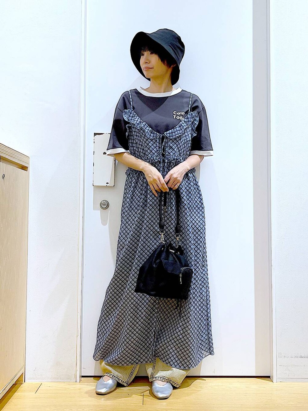 ベージュ系のデニムパンツ、シルバー系のパンプス、ブルー系のワンピースを着用したレディースの夏コーディネートの1枚目の写真