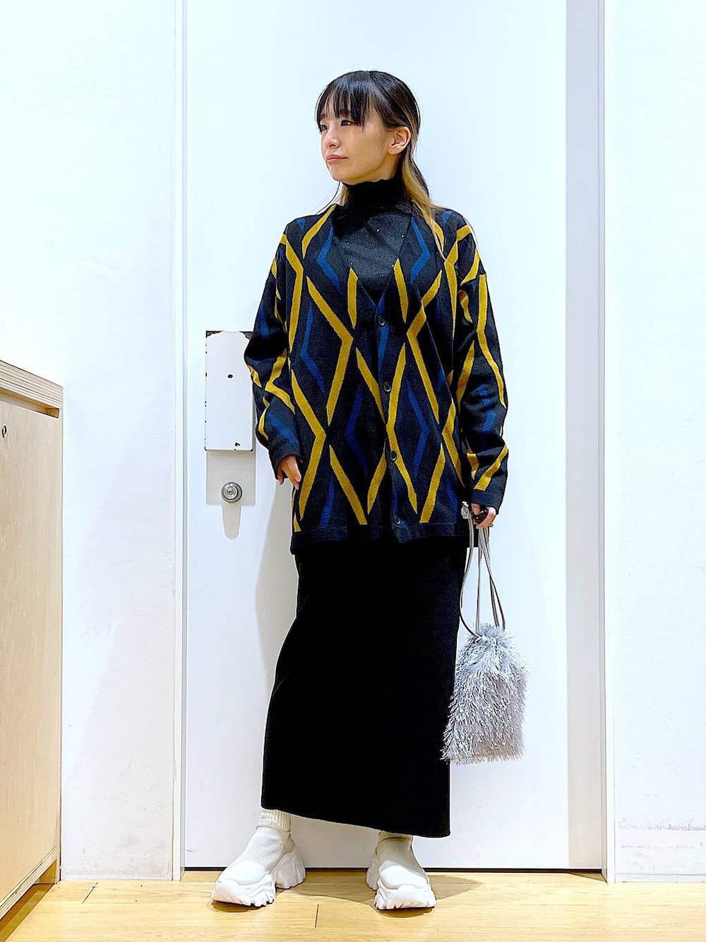 ブラック系のTシャツ/カットソー、ブラック系のカーディガン/ボレロ、ベージュ系のスニーカーを着用したレディースの春コーディネートの1枚目の写真