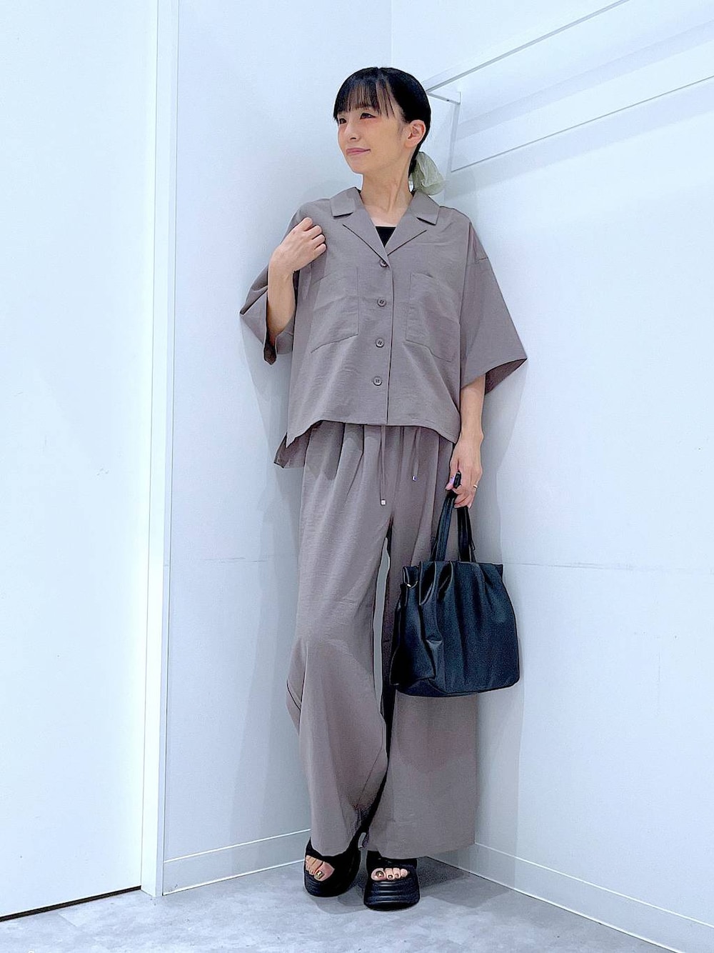 ブラック系のサンダル、ブラウン系のその他パンツ、ブラウン系のシャツ/ブラウスを着用したレディースの夏コーディネートの1枚目の写真