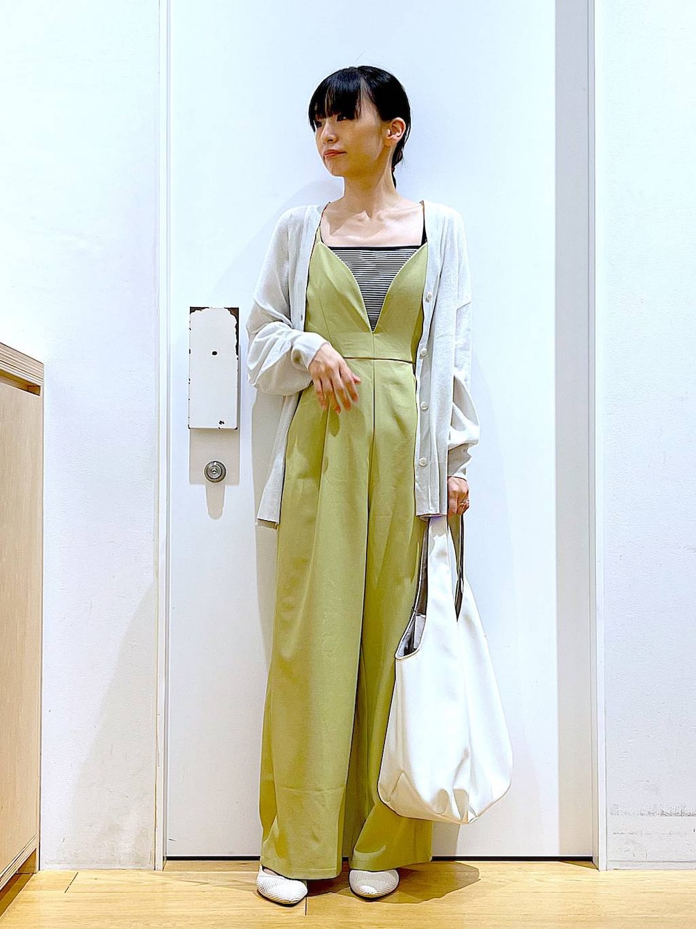 「リラックス、若見え、ゆったり、休日コーデ、骨格ウェーブ、LAKOLE、カーディガン、夏コーデ、春コーデ、サロペット、カジュアル、デートコーデ、トートバッグ、フラットシューズ、キャミソール」｜「LAKOLEのフェイクレザーギャザートートバッグ / 105058（トートバッグ、ホワイト系）」を使った、あおき@LAKOLE海老名さん（レディース・156cm）の春コーディネートの1枚目の写真