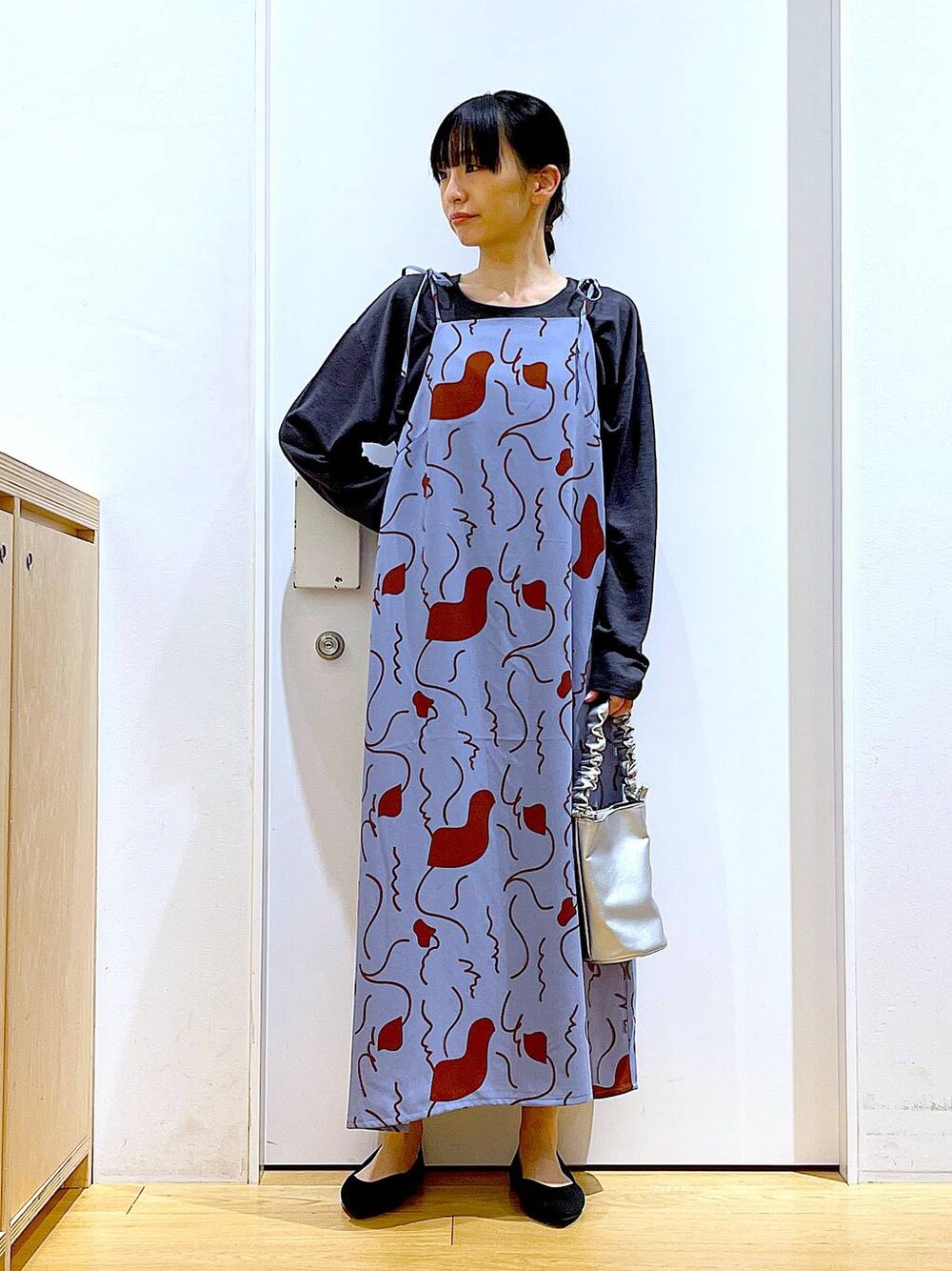 その他のショルダーバッグ、ブラック系のパンプス、ブルー系のワンピースを着用したレディースの春コーディネートの1枚目の写真