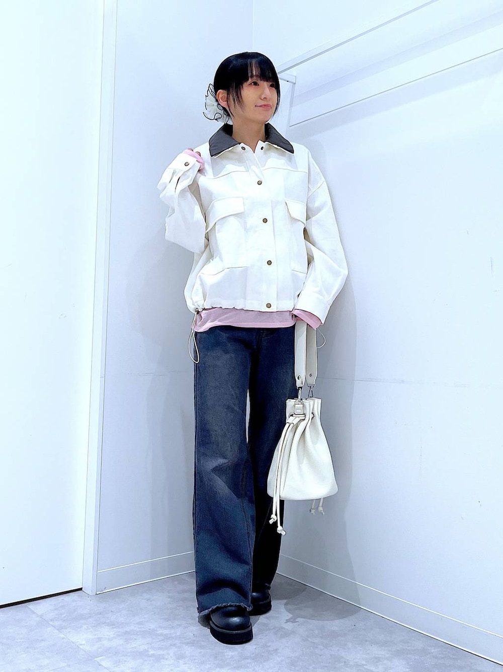 ピンク系のTシャツ/カットソー、ブラック系のデニムパンツ、ホワイト系のショルダーバッグを着用したレディースの春コーディネートの1枚目の写真