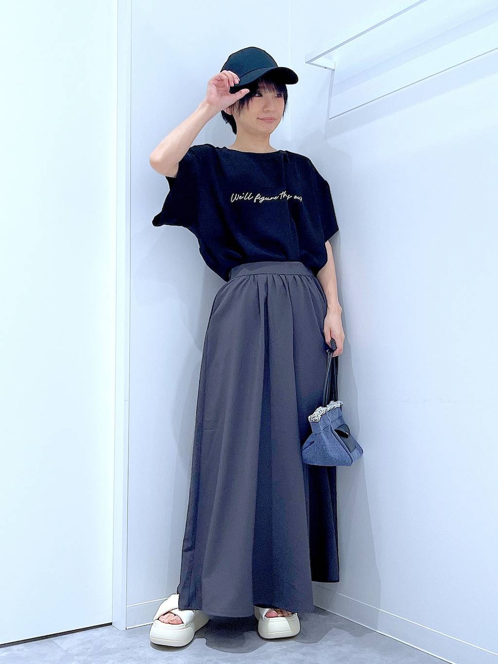 ブルー系のショルダーバッグ、ホワイト系のサンダル、グレー系のその他パンツを着用したレディースの夏コーディネートの1枚目の写真