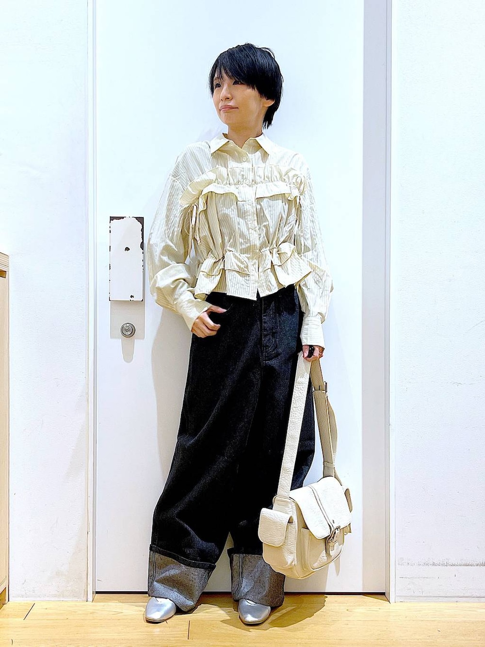 「リラックス、若見え、ゆったり、休日コーデ、骨格ウェーブ、LAKOLE、デニムパンツ、シャツ、ストライプシャツ、春コーデ、春色、フラットシューズ、パンプス、ショルダーバッグ、おでかけ」｜「LAKOLEの【卒入式／オケージョンにも】スクエアギャザーフラットパンプス / 286480（パンプス、シルバー系）」を使った、あおき@LAKOLE海老名さん（レディース・156cm）の冬コーディネートの1枚目の写真
