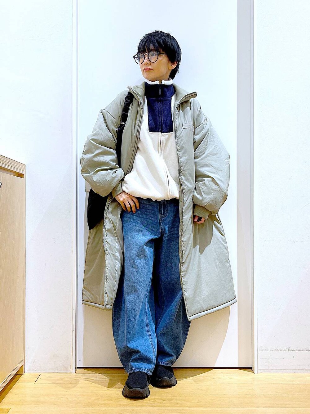「リラックス、若見え、ゆったり、休日コーデ、骨格ウェーブ、LAKOLE、冬コーデ、おでかけ、フリース、ジャケット、カジュアル、デニムパンツ、ワイドパンツ、ブーツ、ショルダーバッグ」｜「LAKOLEのギャザーハンドルショルダーバッグ / 132238（ショルダーバッグ、ブラック系）」を使った、あおき@LAKOLE海老名さん（レディース・156cm）の冬コーディネートの1枚目の写真