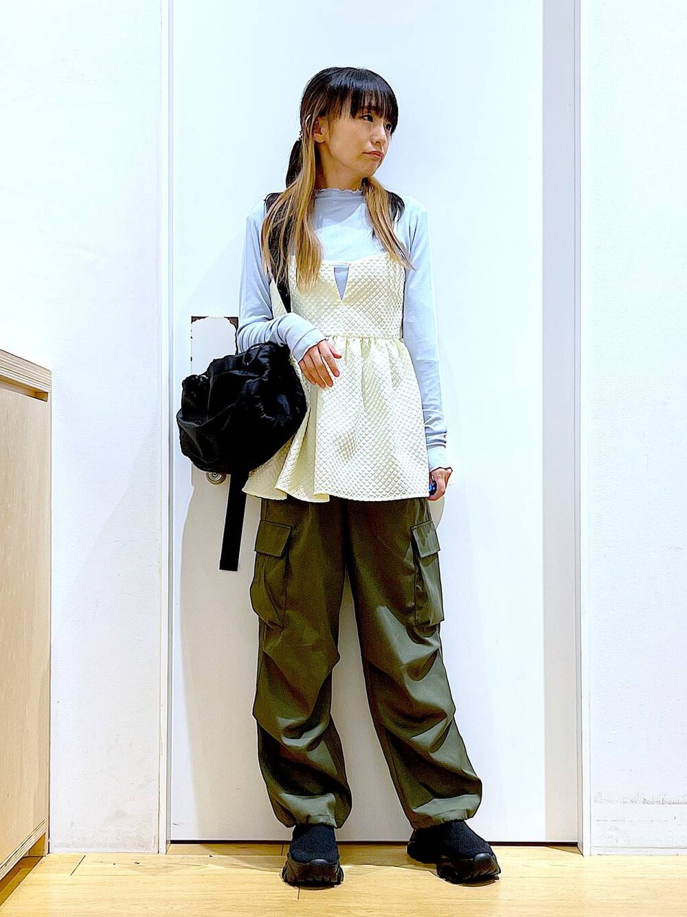 ブルー系のTシャツ/カットソー、グリーン系のカーゴパンツ、ブラック系のスニーカーを着用したレディースの春コーディネートの1枚目の写真