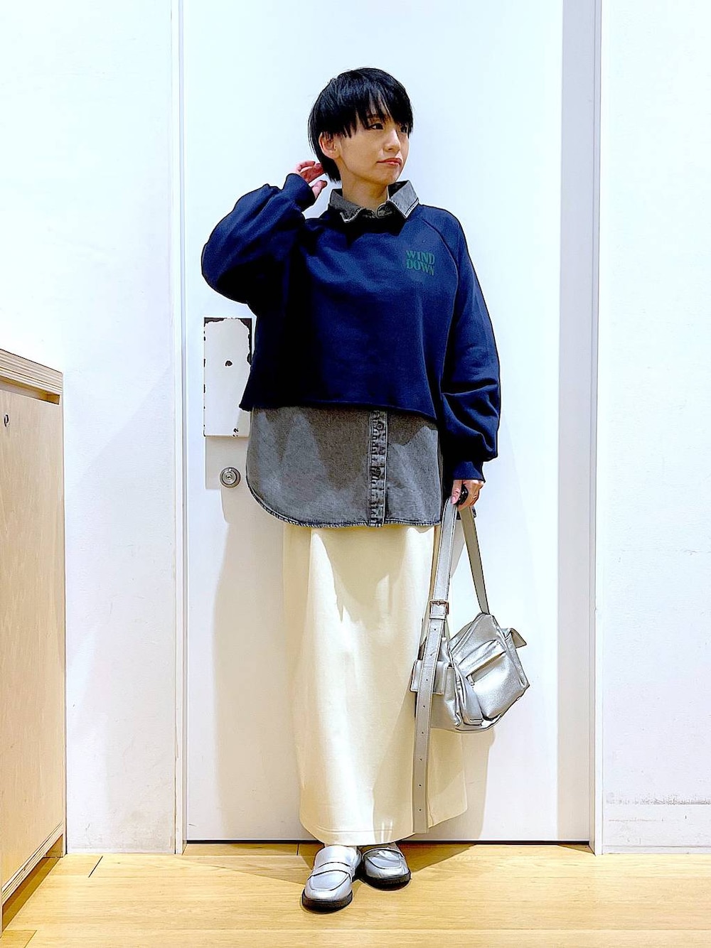 「リラックス、若見え、ゆったり、休日コーデ、骨格ウェーブ、LAKOLE、シャツ、スウェット、スカート、カジュアルコーデ、レイヤードスタイル、ローファー、ショルダーバッグ、春コーデ、おでかけ」｜「LAKOLEのギャザーコインローファー / 135004（ローファー、シルバー系）」を使った、あおき@LAKOLE海老名さん（レディース・156cm）の冬コーディネートの1枚目の写真