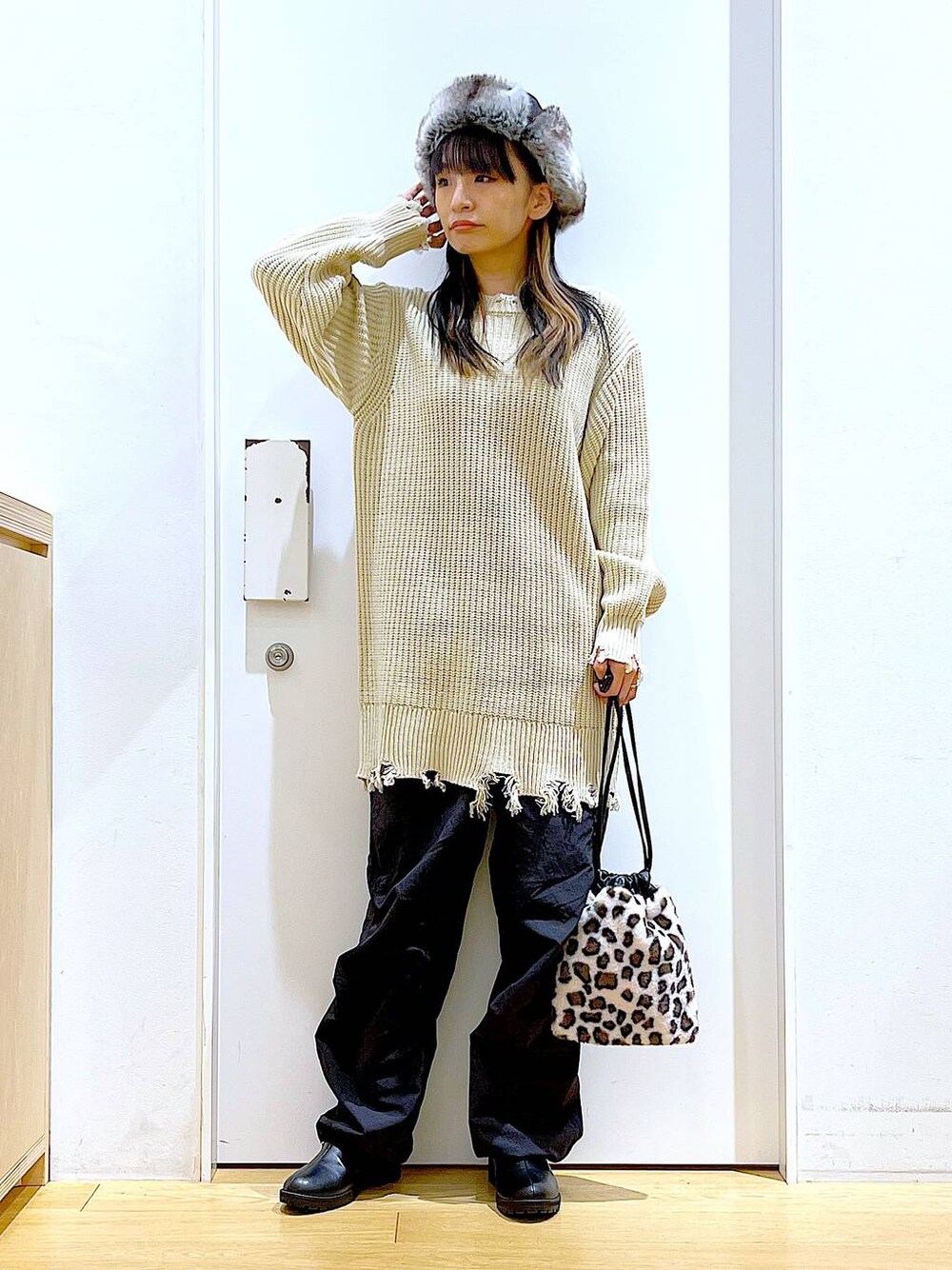 ブラック系のブーツ、その他のショルダーバッグ、ブラック系のカーゴパンツを着用したレディースの冬コーディネートの1枚目の写真