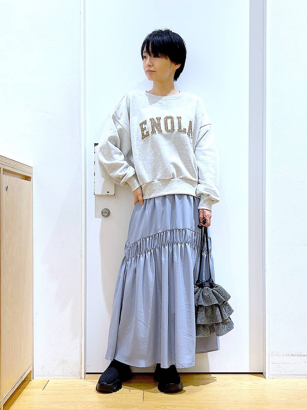 「リラックス、若見え、ゆったり、休日コーデ、骨格ウェーブ、LAKOLE、スカート、スウェット、楽ちんコーデ、ブーツ、巾着バッグ、カジュアルコーデ、春コーデ、ワンマイル」｜「LAKOLEのニットスニーカーソールブーツ / 140064（ブーツ、ブラック系）」を使った、あおき@LAKOLE海老名さん（レディース・156cm）の春コーディネートの1枚目の写真