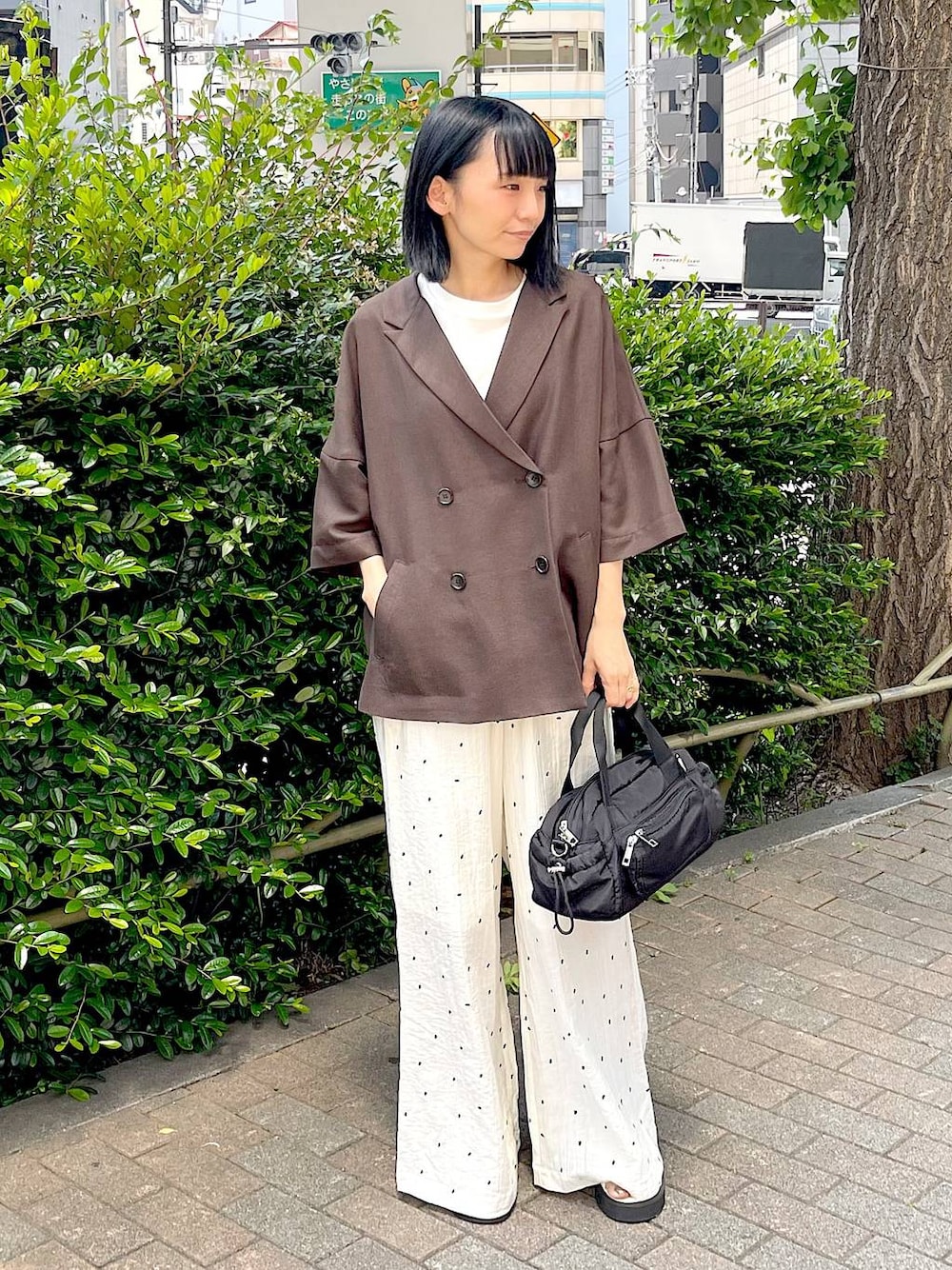ホワイト系のサンダル、ブラウン系のテーラードジャケット、ホワイト系のTシャツ/カットソーを着用したレディースの夏コーディネートの1枚目の写真