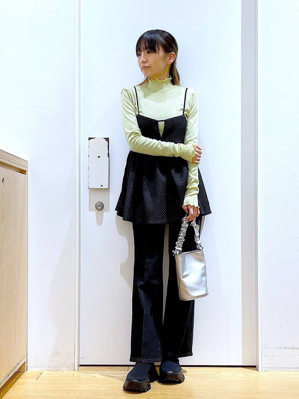 その他のショルダーバッグ、グレー系のデニムパンツ、グリーン系のTシャツ/カットソーを着用したレディースの春コーディネートの1枚目の写真