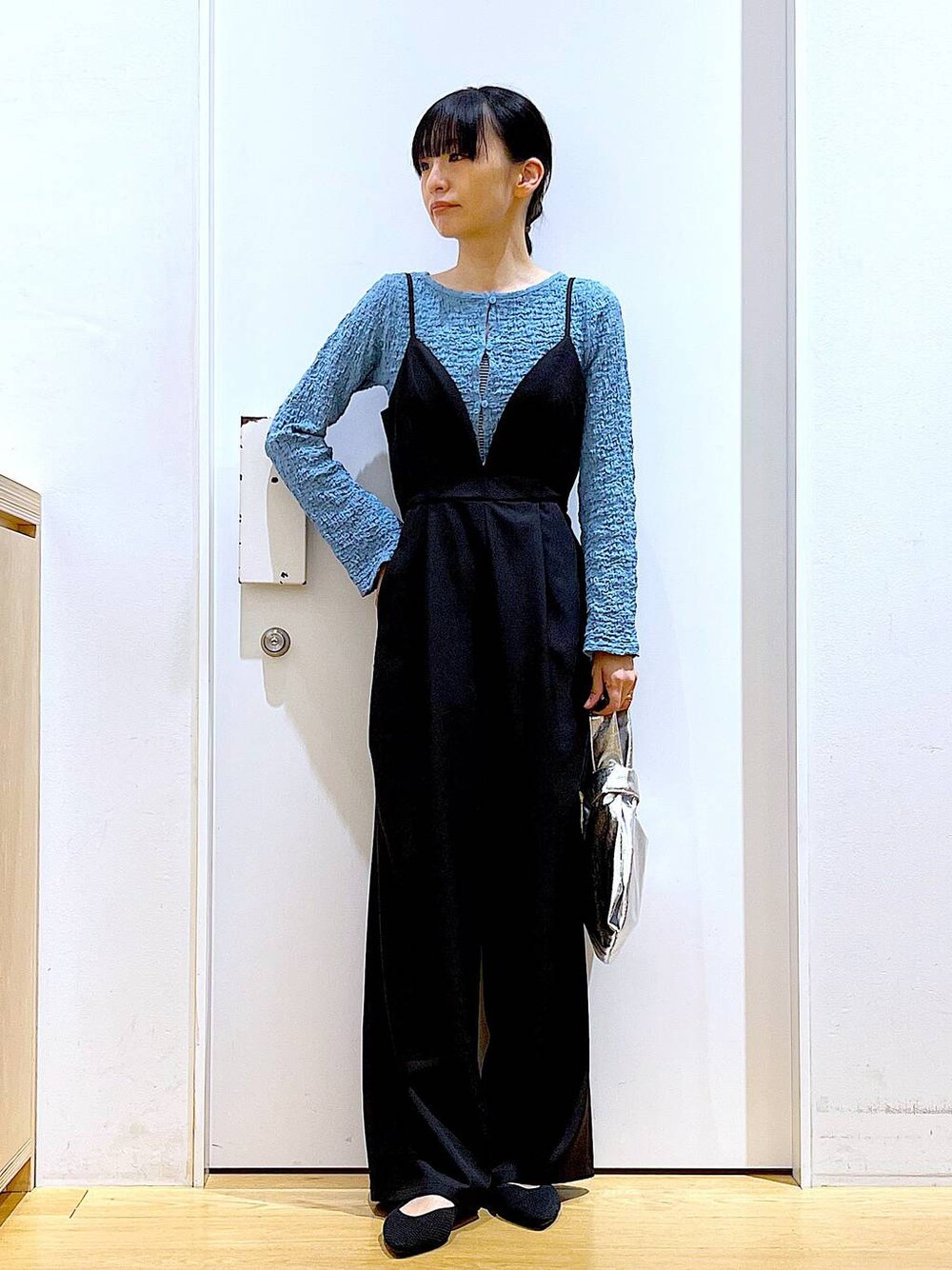 シルバー系のショルダーバッグ、ブラック系のパンプス、ブラック系のサロペット/オーバーオールを着用したレディースの春コーディネートの1枚目の写真