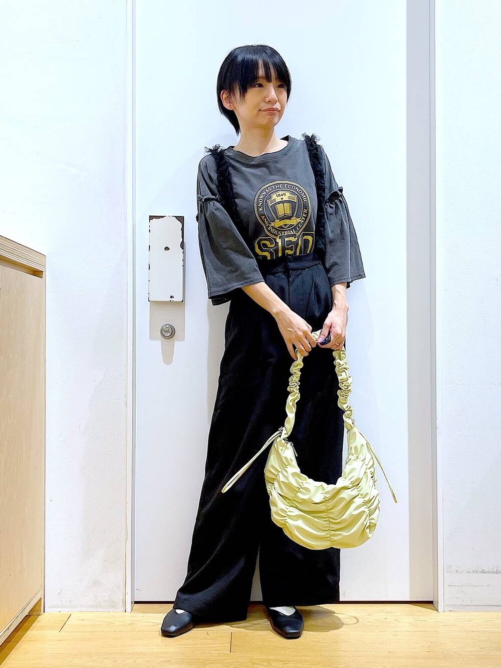 「LAKOLE、リラックス、若見え、ゆったり、休日コーデ、骨格ウェーブ、Tシャツ、サロペット、カジュアルコーデ、春コーデ、春夏コーデ、パンプス、フラットシューズ、おでかけ、ショルダーバッグ」｜「LAKOLEの【卒入式／オケージョンにも】スクエアギャザーフラットパンプス / 286480（パンプス、ブラック系）」を使った、あおき@LAKOLE海老名さん（レディース・156cm）の春コーディネートの1枚目の写真