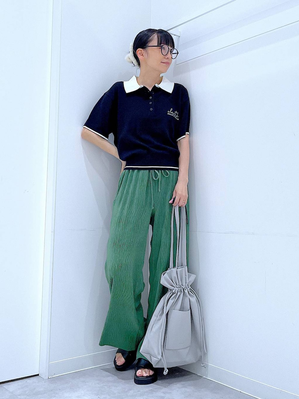ブラック系のサンダル、グリーン系のその他パンツ、グレー系のトートバッグを着用したレディースの夏コーディネートの1枚目の写真