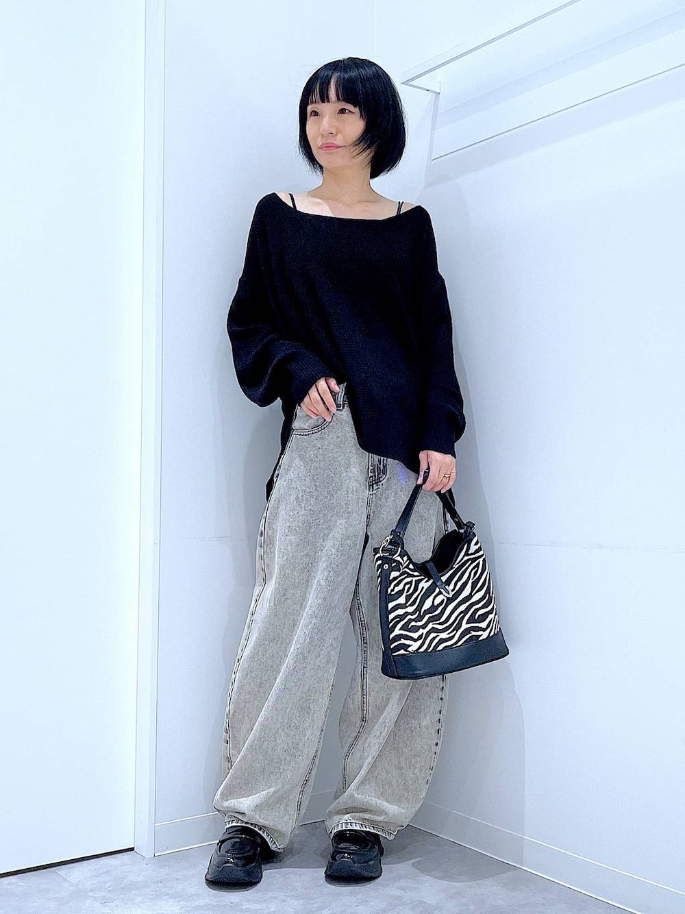 ベージュ系のデニムパンツ、ブラック系のローファー、その他のショルダーバッグを着用したレディースの秋コーディネートの1枚目の写真