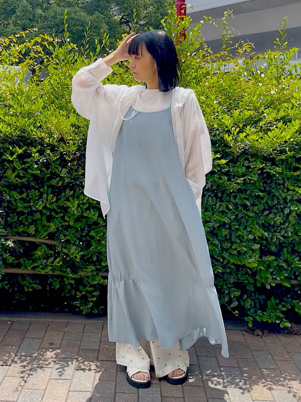 ホワイト系のサンダル、ホワイト系のTシャツ/カットソー、ホワイト系のシャツ/ブラウスを着用したレディースの春コーディネートの1枚目の写真