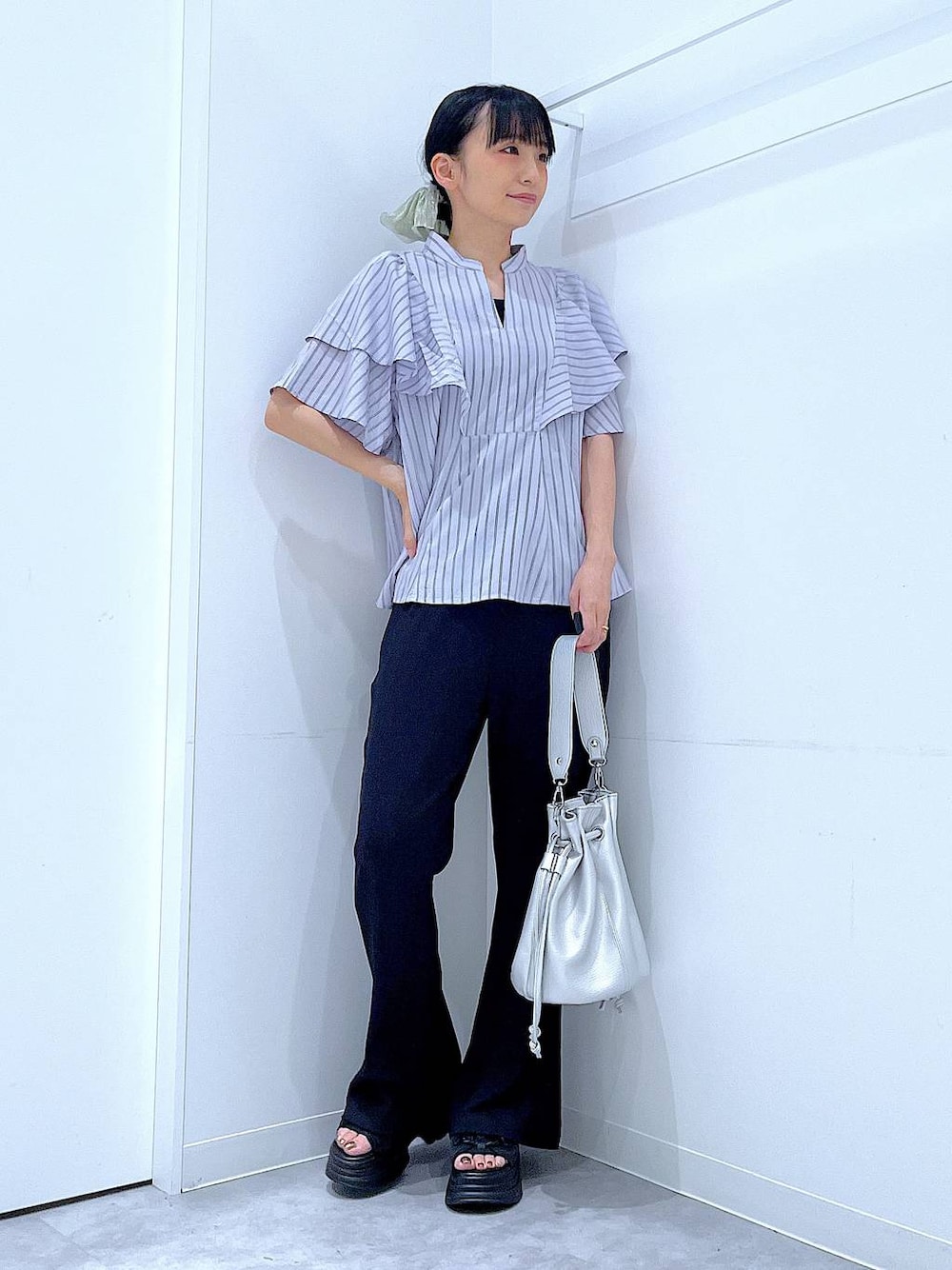 ブラック系のその他パンツ、ブラック系のサンダル、ブルー系のシャツ/ブラウスを着用したレディースの夏コーディネートの1枚目の写真