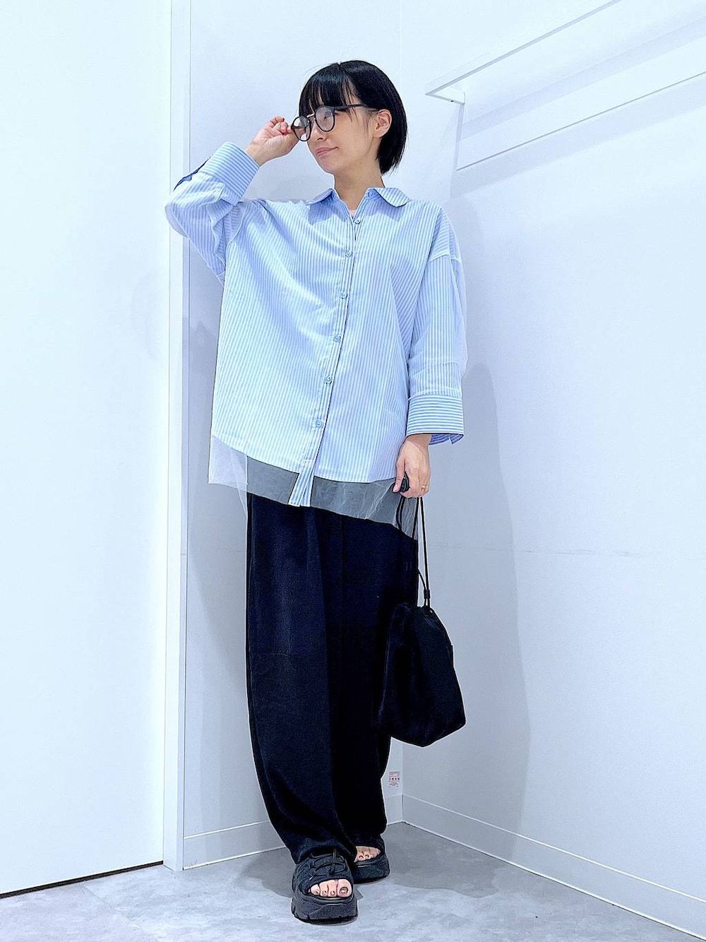 ブラック系のショルダーバッグ、ブラック系のその他パンツ、ブルー系のシャツ/ブラウスを着用したレディースの秋コーディネートの1枚目の写真