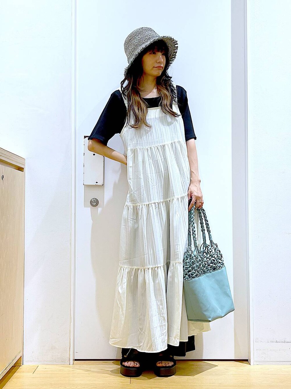 ブラック系のその他パンツ、ブラック系のTシャツ/カットソー、ブラック系のサンダルを着用したレディースの夏コーディネートの1枚目の写真