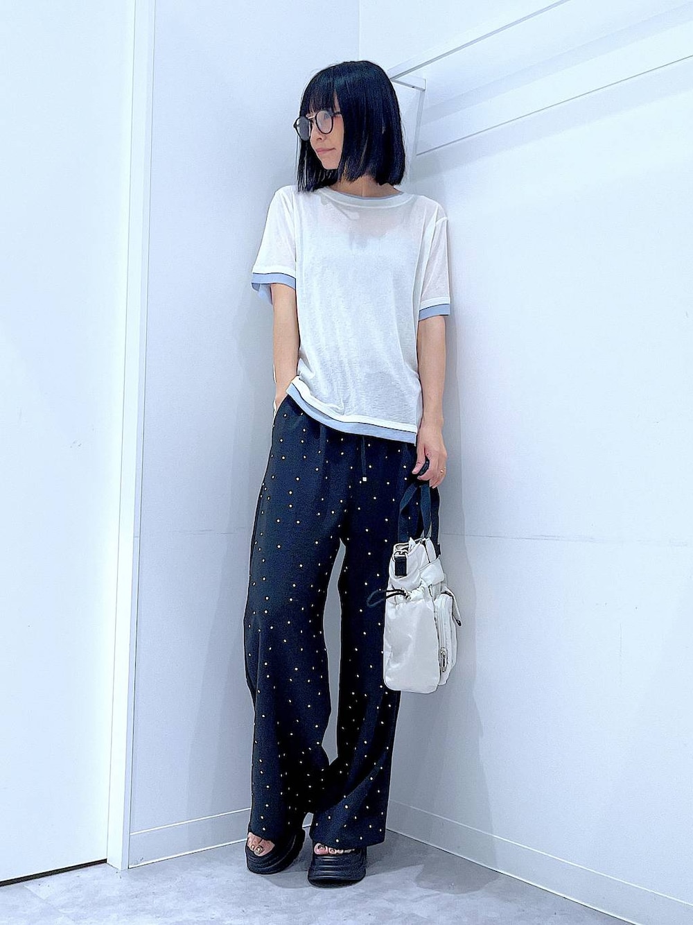 その他のその他パンツ、ホワイト系のトートバッグ、ホワイト系のTシャツ/カットソーを着用したレディースの夏コーディネートの1枚目の写真