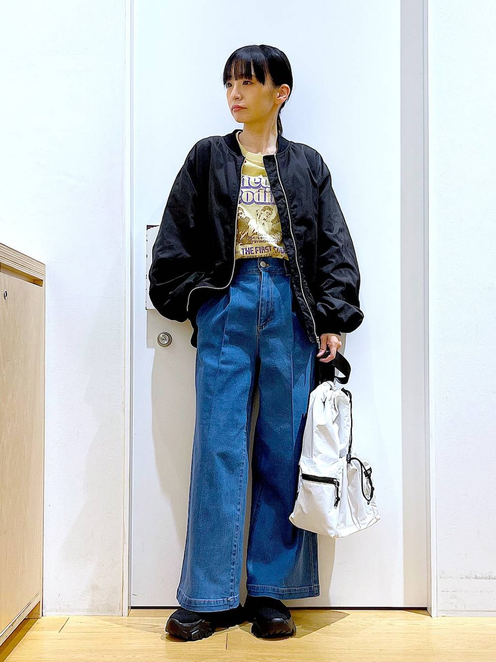 「リラックス、若見え、ゆったり、休日コーデ、骨格ウェーブ、LAKOLE、春コーデ、春アウター、カジュアル、デニムパンツ、ワイドパンツ、ロンT、おでかけ、ショルダーバッグ、スニーカー」｜「LAKOLEのワンタックワイドデニム / 102224（デニムパンツ、ブルー系）」を使った、あおき@LAKOLE海老名さん（レディース・156cm）の春コーディネートの1枚目の写真