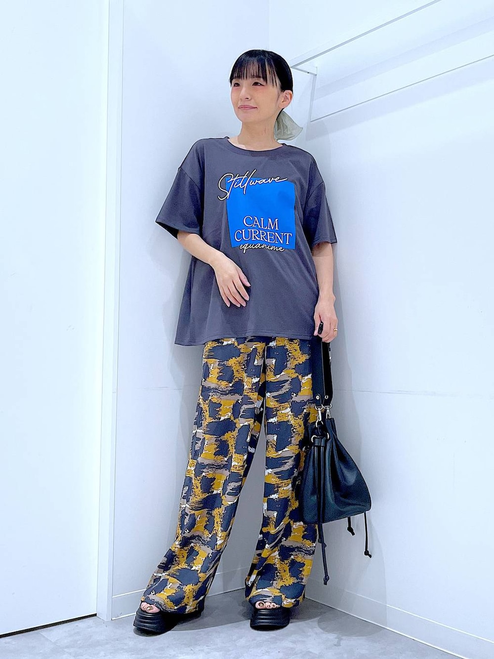 グレー系のTシャツ/カットソー、グレー系のその他パンツ、ブラック系のサンダルを着用したレディースの夏コーディネートの1枚目の写真