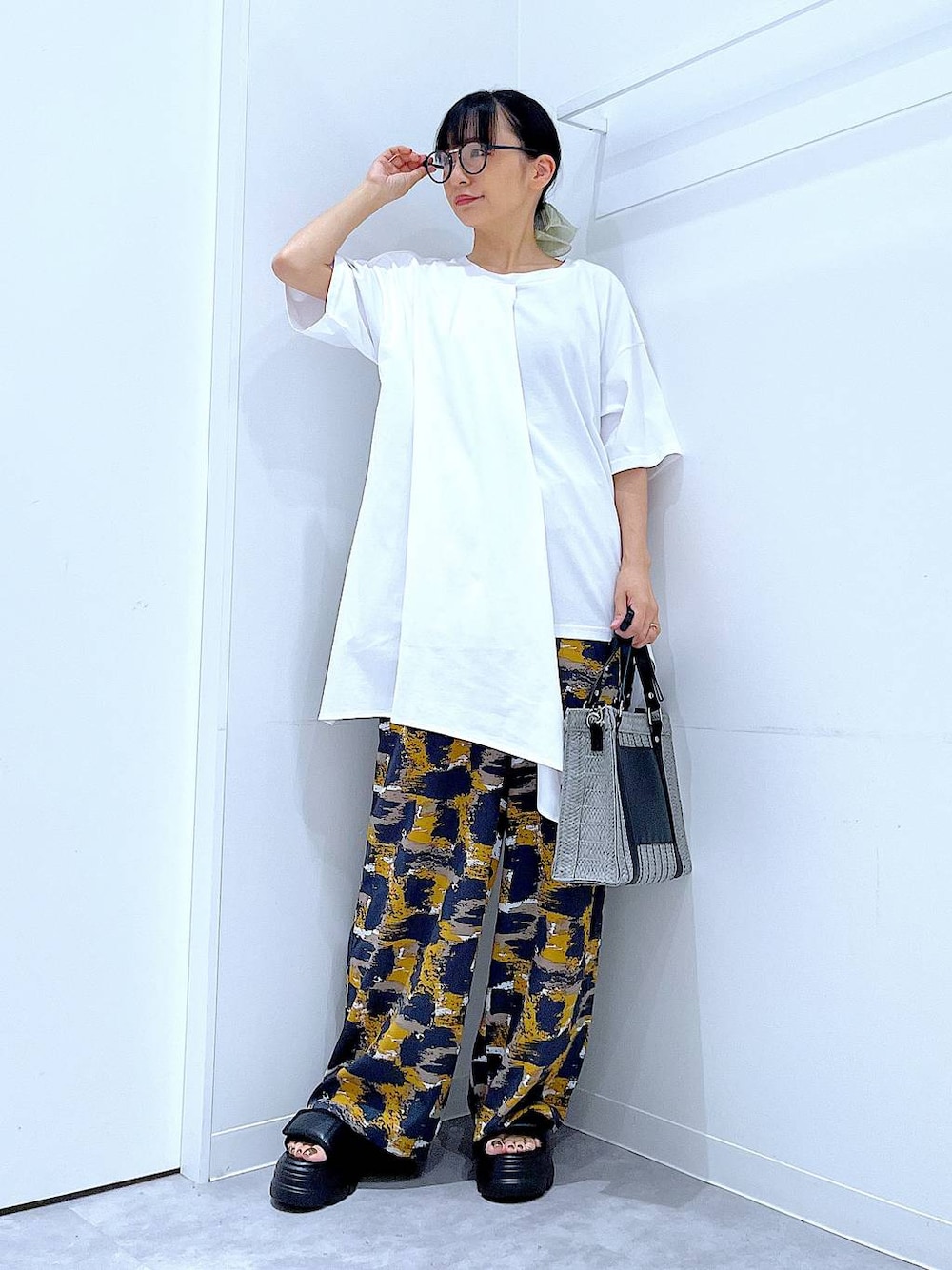 グレー系のその他パンツ、グレー系のショルダーバッグ、ブラック系のサンダルを着用したレディースの夏コーディネートの1枚目の写真