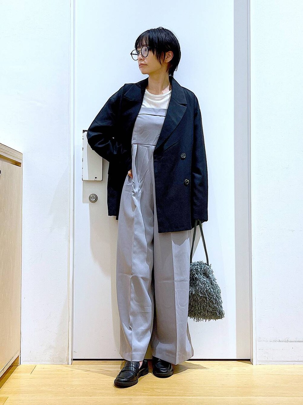 グリーン系のショルダーバッグ、ブラック系のローファー、ホワイト系のTシャツ/カットソーを着用したレディースの秋コーディネートの1枚目の写真